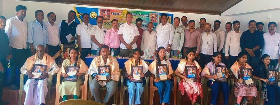 ಪಿರಿಯಾಪಟ್ಟಣ ತಾಲ್ಲೂಕು ವಾಲ್ಮೀಕಿ ನಾಯಕ ನೌಕರರ ಸಂಘದ ವತಿಯಿಂದ ಪಟ್ಟಣದ ರೋಟರಿ ಭವನದಲ್ಲಿ ಏರ್ಪಡಿಸಿದ್ದ ಕಾರ್ಯಕ್ರಮದಲ್ಲಿ ವಿದ್ಯಾರ್ಥಿಗಳಿಗೆ ಪ್ರತಿಭಾ ಪುರಸ್ಕಾರ, ನಿವೃತ್ತ ನೌಕರರಿಗೆ ಸನ್ಮಾನ ಮಾಡಲಾಯಿತು