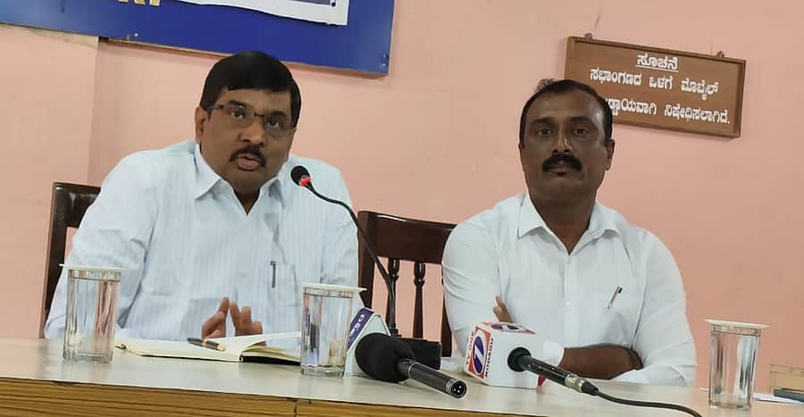 ಕೊಡಗು ಜಿಲ್ಲಾಧಿಕಾರಿ ಎಸ್.ಜೆ.ಸೋಮಶೇಖರ್ ಅವರು ಸಂವಾದದಲ್ಲಿ ಮಾತನಾಡಿದರು. ಕೊಡಗು ಜಿಲ್ಲಾ ಕಾರ್ಯನಿರತ ಪತ್ರಕರ್ತರ ಸಂಘದ ಅಧ್ಯಕ್ಷ ಬಾಚರಣಿಯಂಡ ಅನುಕಾರ್ಯಪ್ಪ ಭಾಗವಹಿಸಿದ್ದರು