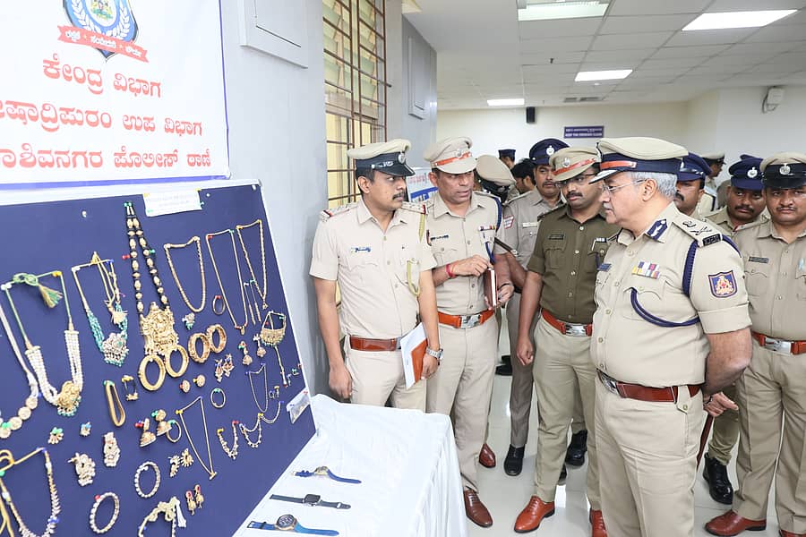 ಆರೋಪಿಗಳಿಂದ ಜಪ್ತಿ ಮಾಡಿಕೊಂಡ ಚಿನ್ನಾಭರಣವನ್ನು ನಗರ ಪೊಲೀಸ್ ಕಮಿಷನರ್ ಸೀಮಾಂತ್ ಕುಮಾರ್ ಸಿಂಗ್ ಹಾಗೂ ಕೇಂದ್ರ ವಿಭಾಗದ ಡಿಸಿಪಿ ಅಕ್ಷಯ್ ಹಾಕೇ ಅವರು ಪರಿಶೀಲಿಸಿದರು