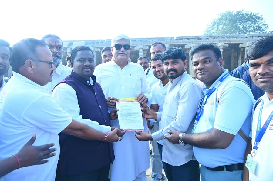 ಹಂಪಿಯಲ್ಲಿ ಮಂಗಳವಾರ ಪ್ರವಾಸಿ ಮಾರ್ಗದರ್ಶಿಗಳು ಕೇಂದ್ರದ ಪ್ರವಾಸೋದ್ಯಮ ಸಚಿವ ಗಜೇಂದ್ರ ಸಿಂಗ್ ಶೆಖಾವತ್ ಅವರಿಗೆ ಮನವಿ ಸಲ್ಲಿಸಿದರು –ಪ್ರಜಾವಾಣಿ ಚಿತ್ರ