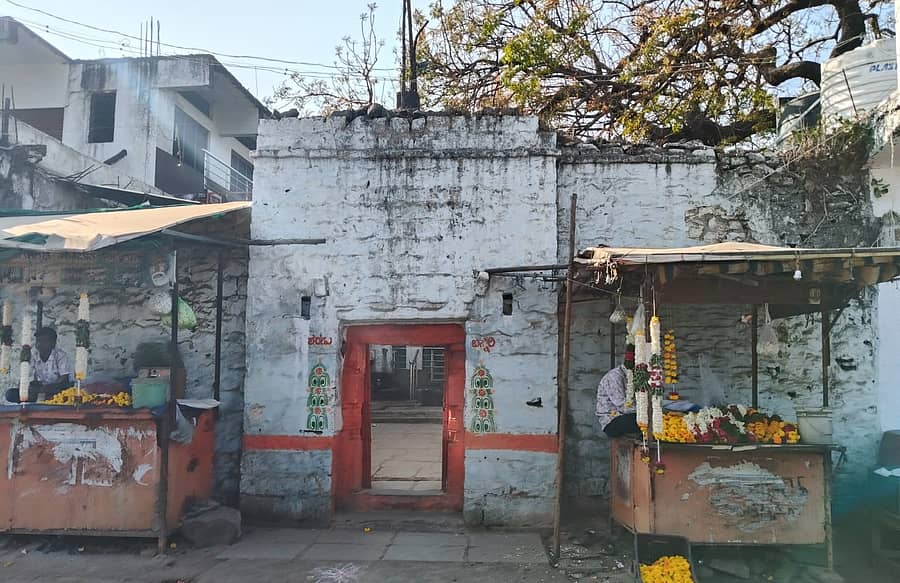 ಔರಾದ್‌ನ ಅಮರೇಶ್ವರ ದೇವಸ್ಥಾನದ ಹಳೆ ಮಹಾದ್ವಾರ ಶಿಥಿಲಗೊಂಡಿದೆ