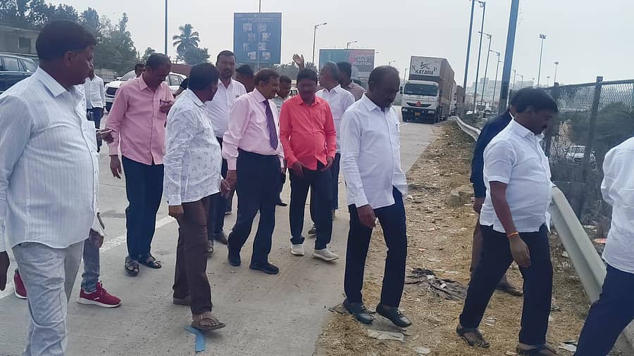 ಬೆಂಗಳೂರು–ಮೈಸೂರು ರಾಷ್ಟ್ರೀಯ ಹೆದ್ದಾರಿಯ ವಿವಿಧ ಸ್ಥಳಗಳಿಗೆ ಸಂಸದ ಡಾ. ಸಿ.ಎನ್. ಮಂಜುನಾಥ್ ಅವರು ಮಂಗಳವಾರ ಭೇಟಿ ನೀಡಿ, ವಿವಿಧ ಸಮಸ್ಯೆಗಳನ್ನು ಪರಿಶೀಲಿಸಿದರು. ಮಾಜಿ ಶಾಸಕ ಎ. ಮಂಜುನಾಥ್, ರಾಷ್ಟ್ರೀಯ ಹೆದ್ದಾರಿ ಪ್ರಾಧಿಕಾರದ ಯೋಜನಾ ನಿರ್ದೇಶಕ ಮಿಲನ್ ಕುಮಾರ್ ಹಾಗೂ ಇತರರು ಇದ್ದಾರೆ