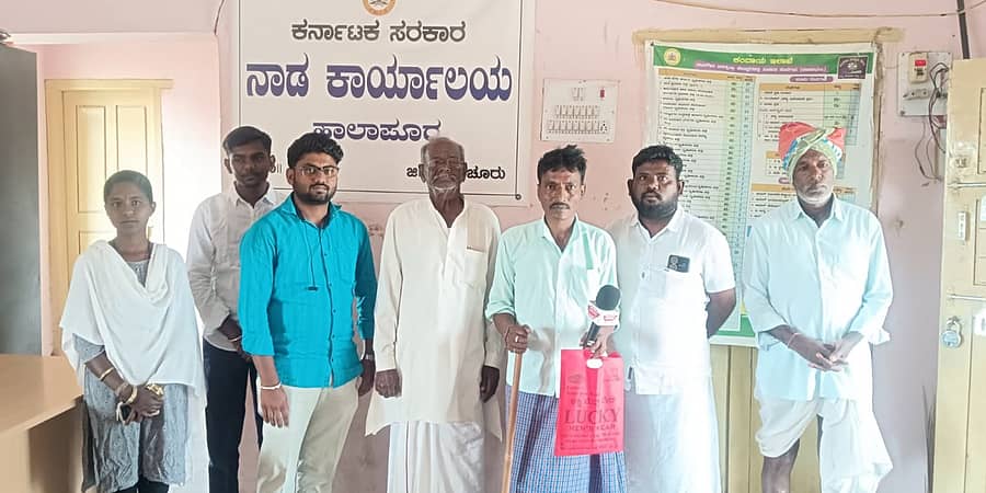 ಕವಿತಾಳ ಸಮೀಪದ ಹಾಲಾಪುರ ನಾಡ ಕಚೇರಿ ಎದುರು ಅಧಿಕಾರಿಗಳಿಗಾಗಿ ಸಾರ್ವಜನಿಕರು ಕಾಯುತ್ತಿರುವುದು