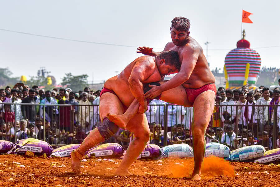 <div class="paragraphs"><p>ಗವಿಮಠದ ಜಾತ್ರೆಯ ಅಂಗವಾಗಿ ನಡೆದ ಕುಸ್ತಿಯಲ್ಲಿ ಪಾಯಿಂಟ್ಸ್ ಗಳಿಸಲು ಪೈಲ್ವಾನರ ಪೈಪೋಟಿಯ ಕ್ಷಣ </p></div>