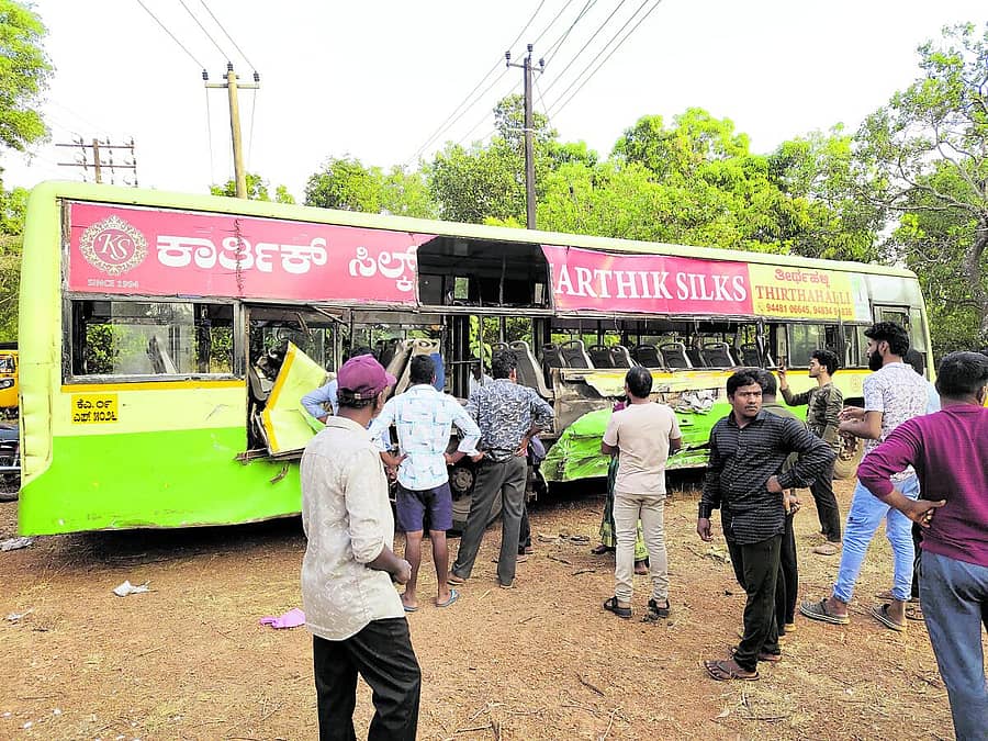 <div class="paragraphs"><p>ಕುಂದಾಪುರದ ಸಮೀಪದ ಶೆಟ್ರಕಟ್ಟೆ ಎಂಬಲ್ಲಿ ಸೋಮವಾರ ಸಂಜೆ ಸಂಭವಿಸಿದ ಅಪಘಾತದಲ್ಲಿ ಜಖಂಗೊಂಡಿರುವ ಕೆಎಸ್‌ಆರ್‌‌ಟಿಸಿ ಬಸ್‌</p></div>