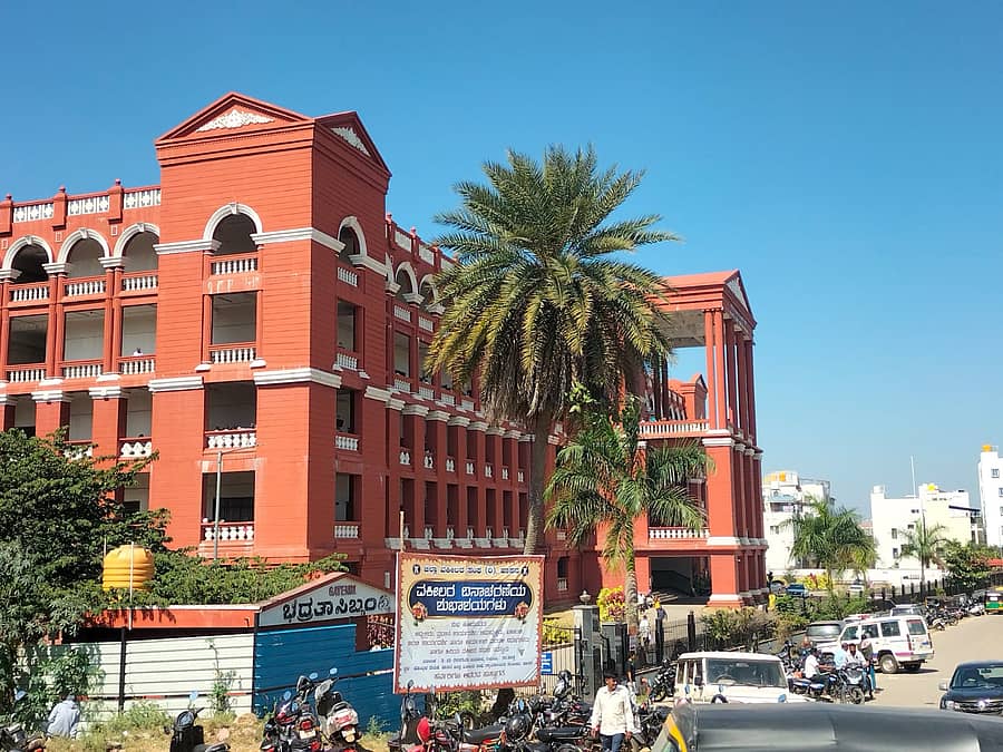 <div class="paragraphs"><p>ಹಾಸನದ ಜಿಲ್ಲಾ ನ್ಯಾಯಾಲಯ ಸಂಕೀರ್ಣ</p></div>