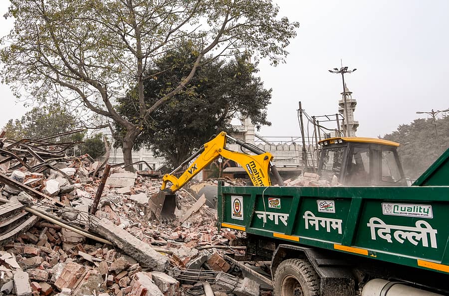 ದೆಹಲಿಯ ರಾಮಲೀಲಾ ಮೈದಾನದ ಬಳಿ ಸೈಯದ್ ಫೈಜ್ ಇಲಾಹಿ ಮಸೀದಿ ಬಳಿ ದೆಹಲಿ ಮಹಾನಗರ ಪಾಲಿಕೆ ವತಿಯಿಂದ ಒತ್ತುವರಿ ತೆರವು ಕಾರ್ಯಾಚರಣೆ ನಡೆಯಿತು
– ಪಿಟಿಐ ಚಿತ್ರ