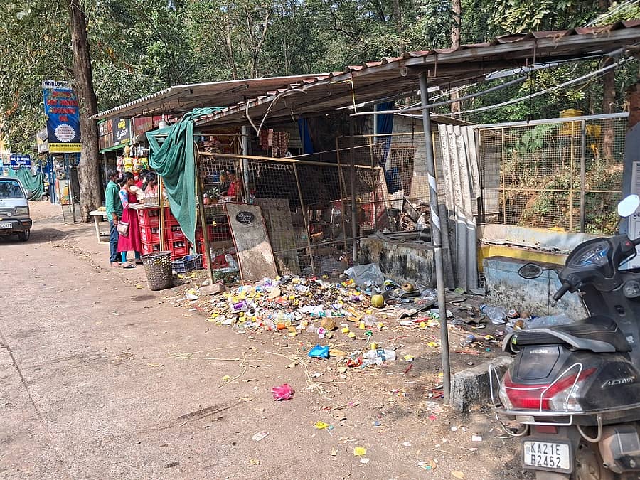 ಕಸದ ತೊಟ್ಟಿಯಂತಾದ ಗುಂಡ್ಯದ ಪ್ರಯಾಣಿಕರ ಬಸ್ನಿಲ್ದಾಣ