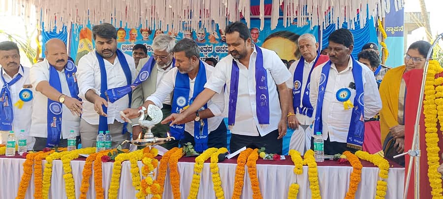 ಆಲೂರಿನಲ್ಲಿ ಬುಧವಾರ ನಡೆದ ಭೀಮಾ ಕೋರೆಗಾಂವ್‌ ವಿಜಯೋತ್ಸವ ಕಾರ್ಯಕ್ರಮವನ್ನು ಶಾಸಕ ಸಿಮೆಂಟ್‌ ಮಂಜು ಉದ್ಘಾಟಿಸಿದರು