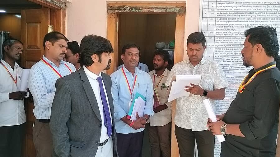 ಗುರುಮಠಕಲ್‌ ಪಟ್ಟಣಕ್ಕೆ ಬುಧವಾರ ಭೇಟಿ ನೀಡಿದ ಲೋಕಾಯುಕ್ತ ನ್ಯಾಯಾಧೀಶ ರಮಾಕಾಂತ ಚವ್ಹಾಣ್‌ ಅವರು ಅಧಿಕಾರಿಗಳಿಂದ ಮಾಹಿತಿ ಪಡೆದರು