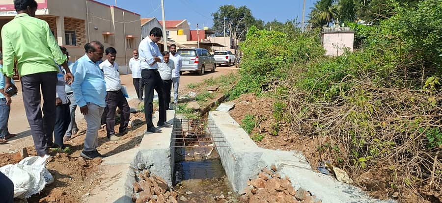 ಹೊಳಲ್ಕೆರೆ ತಾಲ್ಲೂಕಿನ ಗಂಗಸಮುದ್ರದಲ್ಲಿ ಜಿಲ್ಲಾ ಪಂಚಾಯಿತಿ ಸಿಇಒ ಡಾ.ಆಕಾಶ್ ಚರಂಡಿ ಕಾಮಗಾರಿ ವೀಕ್ಷಿಸಿದರು.