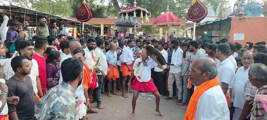 ಕೊಳ್ಳೇಗಾಲ ತಾಲ್ಲೂಕಿನ ಚಿಕ್ಕಲ್ಲೂರು ಸಿದ್ದಪ್ಪಾಜಿ ಜಾತ್ರೆಯ 5ನೇ ದಿನವಾದ ಬುಧವಾರ ಮುತ್ತತ್ತಿರಾಯನ ಸೇವೆಯೊಂದಿಗೆ ತೆರೆ ಬಿದ್ದಿತು