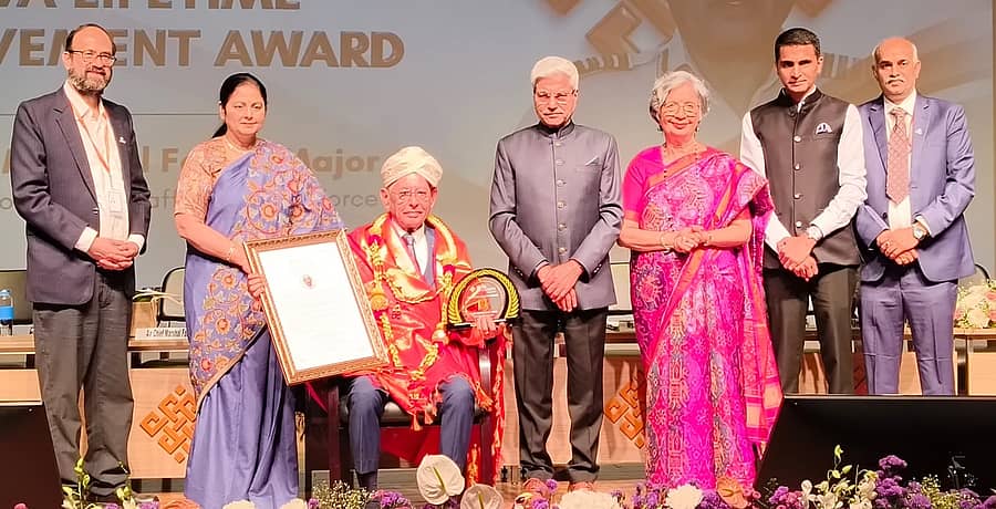 <div class="paragraphs"><p>ಫಾಲಿ ಎಚ್. ಮೇಜರ್ ಅವರಿಗೆ ʼರೇವಾ ಜೀವಮಾನ ಸಾಧನೆʼ ಪ್ರಶಸ್ತಿ ನೀಡಿ ಗೌರವಿಸಲಾಯಿತು. ನಿರುಪಮಾ ಮೆನನ್ ರಾವ್, ಜಯಸುಧಾ, ಡಾ.ಪಿ.ಶ್ಯಾಮರಾಜು, ಡಾ.ಸಂಜಯ್ ಆರ್.ಚಿಟ್ನಿಸ್, ಉಮೇಶ್ ಎಸ್.ರಾಜು, ಡಾ.ಎಂ.ಧನಂಜಯ ಉಪಸ್ಥಿತರಿದ್ದರು</p></div>