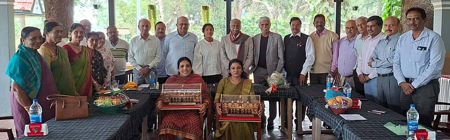 <div class="paragraphs"><p>ಮೈಸೂರಿನಲ್ಲಿ ನಿವೃತ್ತ ಅರಣ್ಯಾಧಿಕಾರಿಗಳ ಸಂಘದಿಂದ ಕೋಲಾರ ಡಿಸಿಎಫ್ ಸರೀನಾ ಸಿಕ್ಕಲಿಗಾರ ಹಾಗೂ ನಾಗರಹೊಳೆ ಹುಲಿ ಯೋಜನೆ ನಿರ್ದೇಶಕಿ ಪಿ.ಎ. ಸೀಮಾ ಅವರನ್ನು ಸನ್ಮಾನಿಸಲಾಯಿತು</p></div>