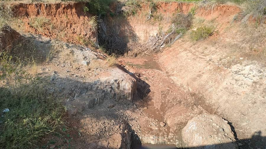 <div class="paragraphs"><p>ಭದ್ರಾ ನಾಲೆ ಕಾಮಗಾರಿ ಅರ್ಧಕ್ಕೆ ನಿಂತಿರುವುದು</p></div>