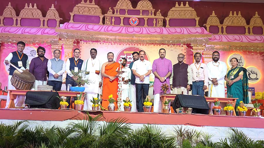 ಸ್ವದೇಶಿ ಜಾಗರಣ ಮಂಚ್ ಆಯೋಜಿಸಿದ್ದ ಸ್ವದೇಶಿ ಮೇಳದ ಉದ್ಘಾಟನೆ ಸಮಾರಂಭದಲ್ಲಿ ವಿಶ್ವಸಂತೋಷ ಭಾರತಿ ಸ್ವಾಮೀಜಿ, ಎಸ್. ಮುನಿರಾಜು, ಡಿ.ವಿ. ಸದಾನಂದ ಗೌಡ, ರವೀಂದ್ರ ಪೈ ಭಾಗವಹಿಸಿದ್ದರು