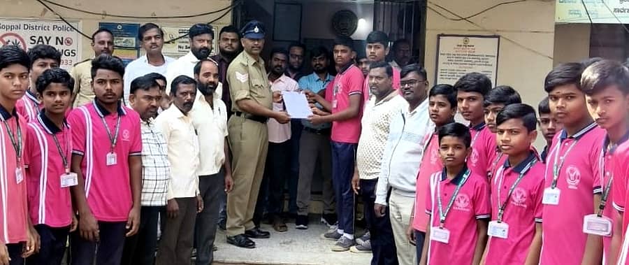 ಕಾರಟಗಿಯ ನ್ಯಾಷನಲ್‌ ಸ್ಕೂಲ್‌ ಬಳಿ ರಸ್ತೆಉಬ್ಬು ಹಾಕಿ ಸಂಚಾರ ನಿಯಂತ್ರಣ ವ್ಯವಸ್ಥೆಗೆ ಆಗ್ರಹಿಸಿ ವಿದ್ಯಾರ್ಥಿಗಳು, ಪೋಷಕರು ಪೊಲೀಸ್‌ ಅಧಿಕಾರಿಗೆ ಮನವಿ ಸಲ್ಲಿಸಿದರು