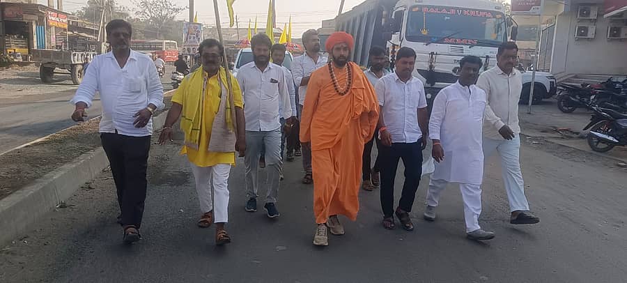 <div class="paragraphs"><p>ಕಲಬುರಗಿ ಜಿಲ್ಲೆಯ ಚಿತ್ತಾಪುರ ಪಟ್ಟಣದಿಂದ ಶಹಾಬಾದ್ ಪಟ್ಟಣದತ್ತ ಹೊರಟ ಪ್ರಣವಾನಂದ ಸ್ವಾಮೀಜಿ ಪಾದಯಾತ್ರೆ</p></div>