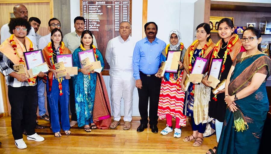 ಸಾಧಕ ವಿದ್ಯಾರ್ಥಿಗಳನ್ನು ರಾಮಲಿಂಗಾರೆಡ್ಡಿ ಸನ್ಮಾನಿಸಿದರು. ವಿ.ಎಸ್. ಆರಾಧ್ಯ, ಮೊಹಮ್ಮದ್ ರಿಜ್ವಾನ್ ನವಾಬ್, ಅಕ್ರಂ ಪಾಷ, ನಂದಿನಿದೇವಿ ಕೆ. ಉಪಸ್ಥಿತರಿದ್ದರು.