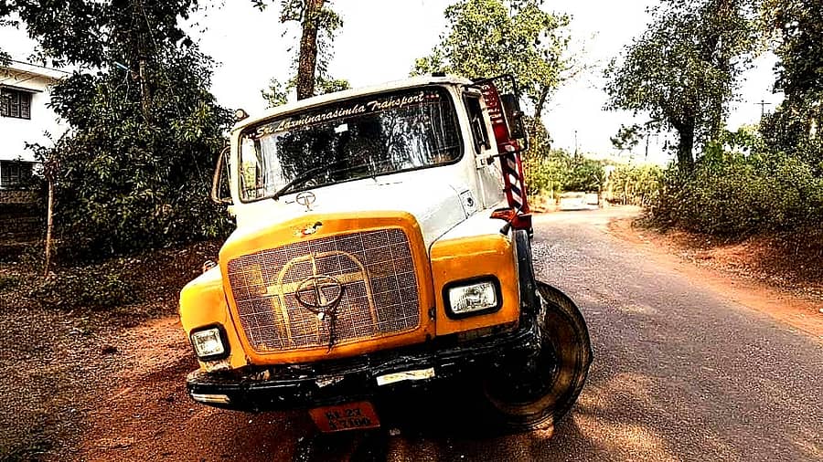 ಶೆಟ್ರಕಟ್ಟೆಯಲ್ಲಿ ನಡೆದ ಬಸ್‌ ಅಪಘಾತಕ್ಕೆ ಕಾರಣವಾದ ಟಿಪ್ಪರ್