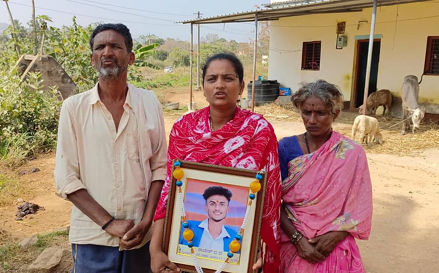 ತಿಂಗಳ ಹಿಂದೆ ಮಾಗಡಿ ತಾಲ್ಲೂಕಿನ ಸಿಡಿಗನಹಳ್ಳಿಯಲ್ಲಿ ನಡೆದಿದ್ದ ಗ್ಯಾರಂಟಿ ಯೋಜನೆಗಳ ಅನುಷ್ಠಾನ ಸಮಿತಿ ರಾಜ್ಯಾಧ್ಯಕ್ಷ ಎಚ್‌.ಎಂ. ರೇವಣ್ಣ ಪುತ್ರನ ಕಾರಿನ ಹಿಟ್‌ ಆ್ಯಂಡ್ ರನ್‌ನಿಂದ ಯುವಕ ರಾಜೇಶ್ ಮೃತಪಟ್ಟಿದ್ದ ಪ್ರಕರಣಕ್ಕೆ ಸಂಬಂಧಿಸಿದಂತೆ, ಅವರ ತಂದೆ ಗುಡ್ಡೇಗೌಡ, ತಾಯಿ ನಾಗರತ್ನ ಹಾಗೂ ಅಕ್ಕ ನಂದಿನಿ ಅವರು ಮಾಧ್ಯಮದೊಂದಿಗೆ ಅಳಲು ತೋಡಿಕೊಂಡರು