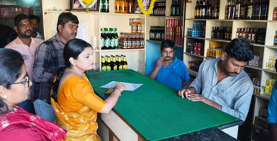 <div class="paragraphs"><p>ಯಳಂದೂರು ಪಟ್ಟಣದಲ್ಲಿ ಬುಧವಾರ ತಹಶೀಲ್ದಾರ್ ಎಸ್.ಎನ್.ನಯನ ಬಾರ್ ಮತ್ತು ಹೋಟೆಲ್ ಗಳಿಗೆ ಭೇಟಿ ಧಿಡೀರ್ ಭೇಟಿ ನೀಡಿ ಆಹಾರ ಗುಣಮಟ್ಟ ಪರಿಶೀಲಿಸಿದರು.</p></div>