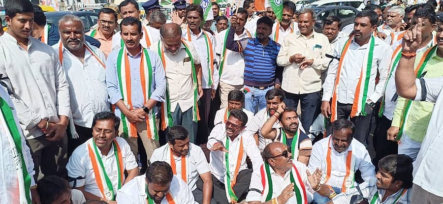 ದೊಡ್ಡಬಳ್ಳಾಪುರ ಹಿಂದೂಪುರ ರಾಜ್ಯ ಹೆದ್ದಾರಿಯಲ್ಲಿನ ಪ್ರವಾಸಿ ಮಂದಿರ ಸಮೀಪದ ಅಂಬೇಡ್ಕರ್‌ ವೃತ್ತದಲ್ಲಿ ಕಾಂಗ್ರೆಸ್‌ ಕಾರ್ಯಕರ್ತರು ಬುಧವಾರ ಪ್ರತಿಭಟನೆ ನಡೆಸಿದರು