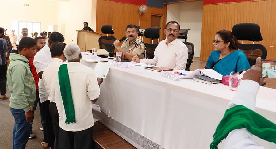 ದೇವನಹಳ್ಳಿಯ ಜಿಲ್ಲಾಡಳಿತ ಭವನದಲ್ಲಿ ನಡೆದ ರೈತರ ಕುಂದುಕೊರತೆ ಸಭೆಯಲ್ಲಿ ರೈತರ ಅಹವಾಲು ಆಲಿಸಿದ ಜಿಲ್ಲಾಧಿಕಾರಿ ಎ.ಬಿ. ಬಸವರಾಜು, ಜಿ.ಪಂ ಸಿಇಒ ಕೆ.ಎನ್‌. ಅನುರಾಧ, ಎಸ್‌.ಪಿ ಎ.ಎಂ. ಚಂದ್ರಕಾಸ್