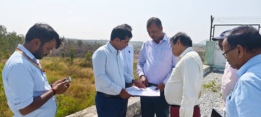 ಮಳವಳ್ಳಿ ತಾಲ್ಲೂಕಿನ ಬಿ.ಜಿ.ಪುರ ಹೋಬಳಿಯ ಹೆಬ್ಬಣಿ ಗ್ರಾಮದ ಸರ್ವೆ ನಂ. 122ರಲ್ಲಿ ಇರುವ ಜಾಗವನ್ನು 400 ಕೆ.ವಿ ಉಪಕೇಂದ್ರ ಸ್ಥಾಪನೆಗಾಗಿ ಜಿಲ್ಲಾಧಿಕಾರಿ ಕುಮಾರ ಪರಿಶೀಲಿಸಿದರು. ಉಪವಿಭಾಗಾಧಿಕಾರಿ ಶಿವಮೂರ್ತಿ ಮತ್ತು ಅಧಿಕಾರಿಗಳು ಪಾಲ್ಗೊಂಡಿದ್ದರು 