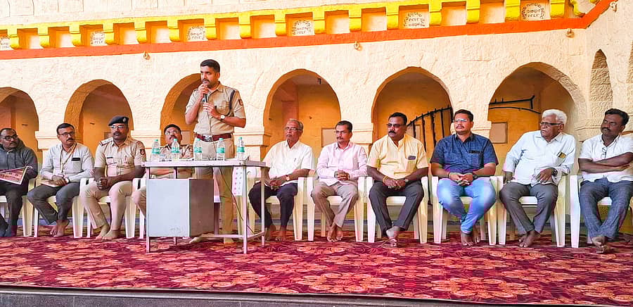 ಕಾಗವಾಡ ತಾಲ್ಲೂಕಿನ ಐನಾಪುರ ಸಿದ್ಧೇಶ್ವರ ಜಾತ್ರೆಯ ಪೂರ್ವಭಾವಿ ಸಭೆಯಲ್ಲಿ ಡಿವೈಎಸ್‌ಪಿ ಪ್ರಶಾಂತ ಮುನ್ನೋಳ್ಳಿ ಮಾತನಾಡಿದರು