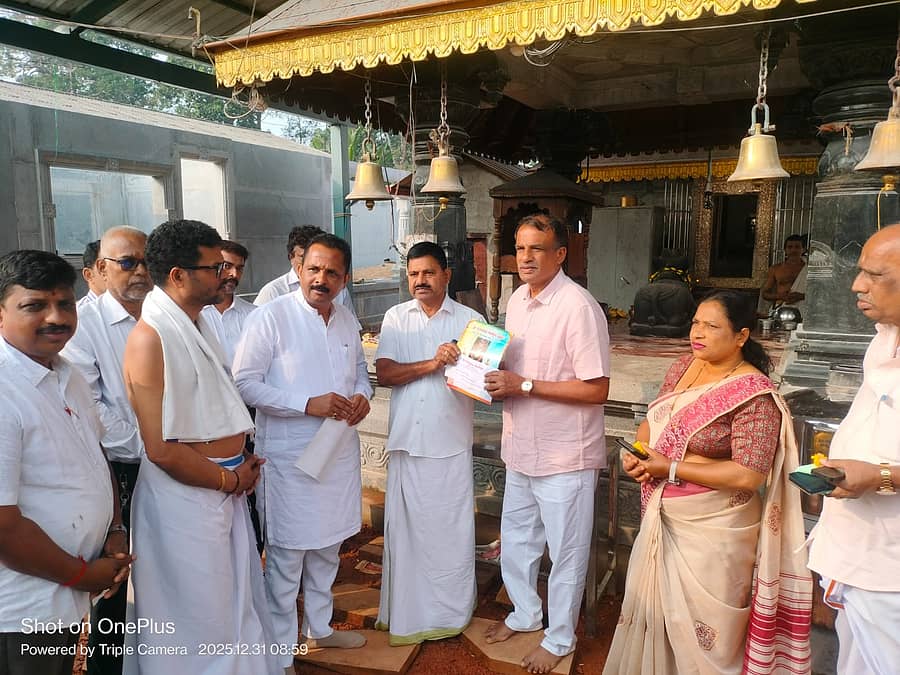 ಜೀರ್ಣೋದ್ಧಾರ ಸಮಿತಿ ವತಿಯಿಂದ ಮಂಜುನಾಥ ಭಂಡಾರಿ ಅವರಿಗೆ ಮನವಿ ನೀಡಲಾಯಿತು