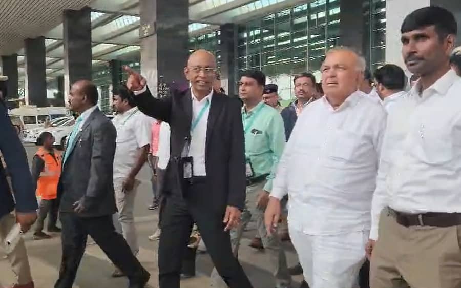 ದೇವನಹಳ್ಳಿ ಕೆಂಪೇಗೌಡ ಅಂತರರಾಷ್ಟ್ರೀಯ ವಿಮಾನ ನಿಲ್ದಾಣದಲ್ಲಿ ನೂತನ ಪಾರ್ಕಿಂಗ್ ವ್ಯವಸ್ಥೆಯಿಂದ ಉಂಟಾದ ಸಮಸ್ಯೆಗಳ ಕುರಿತು ಸ್ಥಳೀಯ ಟ್ಯಾಕ್ಸಿ ಚಾಲಕರೊಂದಿಗೆ ಚರ್ಚಿಸಿದ ಸಾರಿಗೆ ಸಚಿವ ರಾಮಲಿಂಗ ರೆಡ್ಡಿ ಭೇಟಿ ನೀಡಿ ಚರ್ಚಿಸಿದರು.