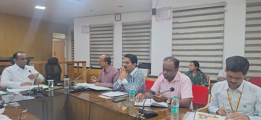 ಶಿವಮೊಗ್ಗದಲ್ಲಿ ಬುಧವಾರ ಜಿಲ್ಲಾಧಿಕಾರಿ ಪ್ರಭುಲಿಂಗ ಕವಳಿಕಟ್ಟಿ ನೇತೃತ್ವದಲ್ಲಿ ನಡೆದ ಜಿಲ್ಲಾ ಮಟ್ಟದ ಕೈಗಾರಿಕಾ ಸ್ಪಂದನಾ ಸಭೆಯ ನೋಟ