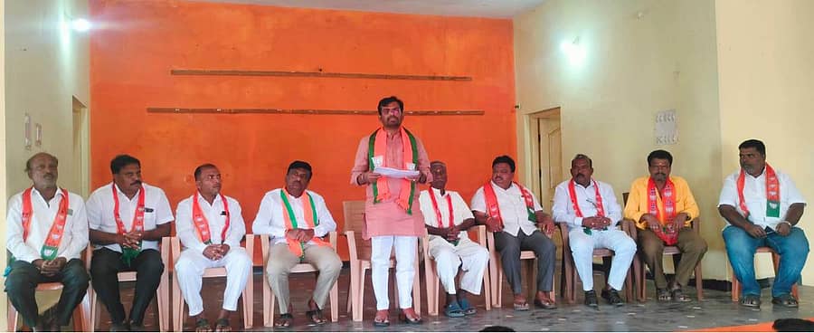 ಲಕ್ಷ್ಮೇಶ್ವರ ತಾಲ್ಲೂಕು ಗೊಜನೂರು ಗ್ರಾಮದಲ್ಲಿ ಬುಧವಾರ ಹಮ್ಮಿಕೊಂಡಿದ್ದ ಬಿಜೆಪಿ ಕಾರ್ಯಕರ್ತರ ಸಭೆ ಉದ್ಧೇಶಿಸಿ ಡಾ.ಚಂದ್ರು ಲಮಾಣಿ ಮಾತನಾಡಿದರು