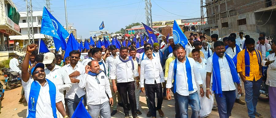 ಲಿಂಗಸುಗೂರು ಪಟ್ಟಣದಲ್ಲಿ ದಲಿತ ಸಂಘರ್ಷ ಸಮಿತಿ, ಮಾದಿಗ ಮೀಸಲಾತಿ ಹೋರಾಟ ಸಮಿತಿ ವತಿಯಿಂದ ಪ್ರತಿಭಟನೆ ನಡೆಸಲಾಯಿತು