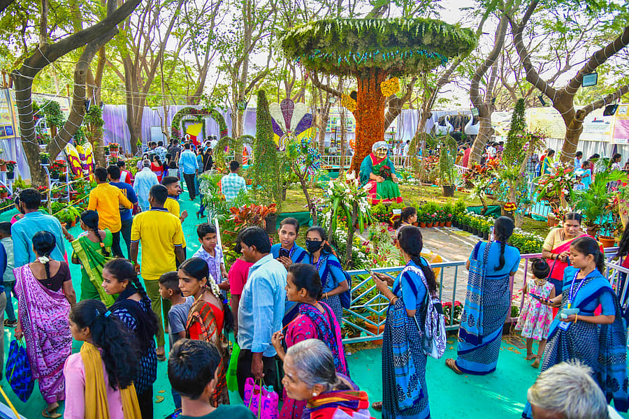 ಜಾತ್ರೆಯ ಅಂಗವಾಗಿ ತೋಟಗಾರಿಕಾ ಇಲಾಖೆ ಹಮ್ಮಿಕೊಂಡಿರುವ ಫಲಪುಷ್ಪ ಪ್ರದರ್ಶನ ನೋಡಲು ಬುಧವಾರ ಬಂದಿದ್ದ ಜನ