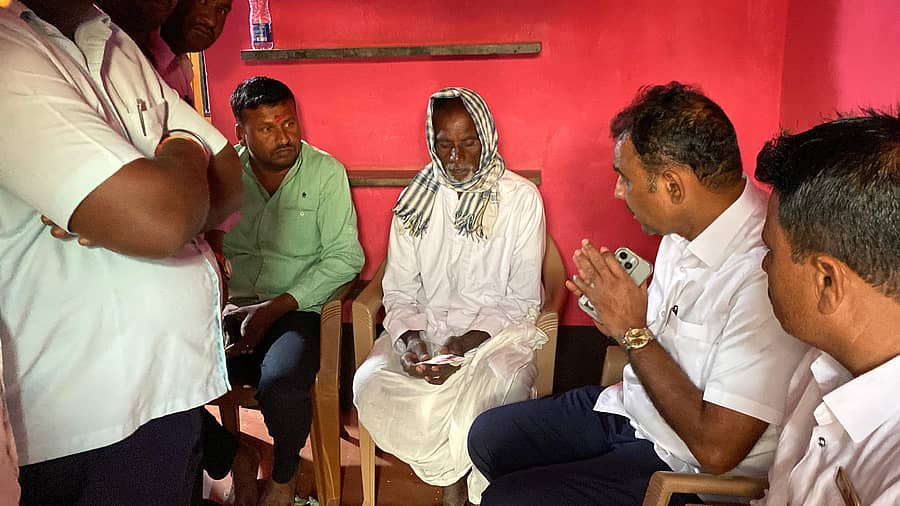 ಚಿಟಗುಪ್ಪ ತಾಲ್ಲೂಕಿನ ಬೋರಾಳ ಗ್ರಾಮದಲ್ಲಿ ಈಚೆಗೆ ಮೃತಪಟ್ಟವರ ಮನೆಗೆ ಶಾಸಕ ಡಾ.ಶೈಲೇಂದ್ರ ಬೆಲ್ದಾಳೆ ಭೇಟಿ ನೀಡಿದರು