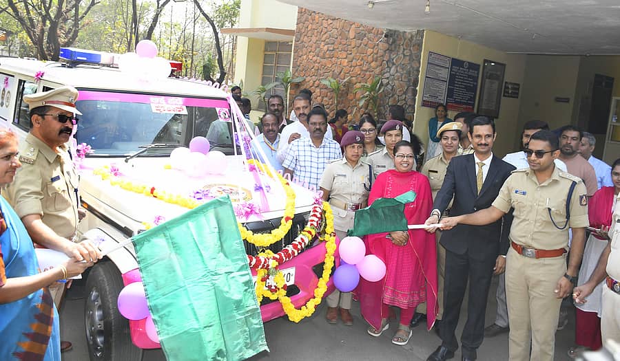 ಶಿವಮೊಗ್ಗದಲ್ಲಿ ಬುಧವಾರ ನೂತನ ಅಕ್ಕಪಡೆಯ ವಾಹನಕ್ಕೆ ಎಸ್‌ಪಿ ಬಿ.ನಿಖಿಲ್ ಹಾಗೂ ಹಿರಿಯ ಸಿವಿಲ್ ನ್ಯಾಯಾಧೀಶ ಎಂ.ಎಸ್.ಸಂತೋಷ್ ಹಸಿರು ನಿಶಾನೆ ತೋರಿದರು