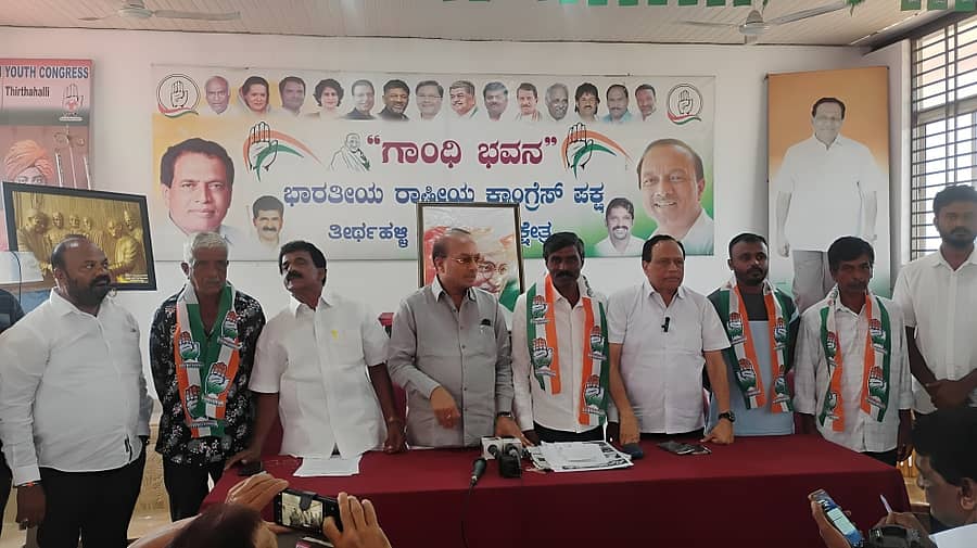 ತೀರ್ಥಹಳ್ಳಿಯಲ್ಲಿ ಕಿಮ್ಮನೆ ರತ್ನಾಕರ್ ನೇತೃತ್ವದಲ್ಲಿ ಕಾರ್ಯಕರ್ತರು ಬಿಜೆಪಿ ತ್ಯಜಿಸಿ ಕಾಂಗ್ರೆಸ್ ಸೇರ್ಪಡೆಗೊಂಡರು