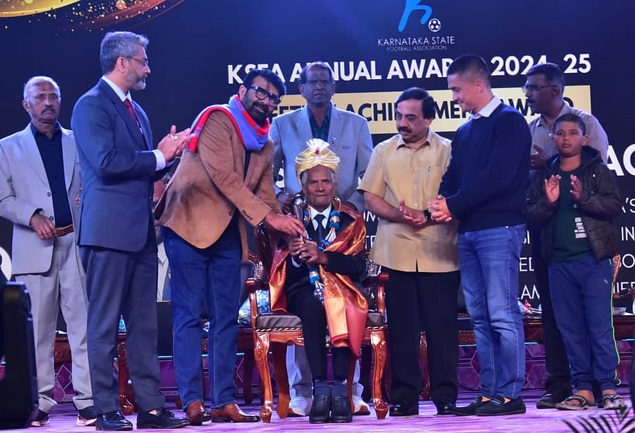 <div class="paragraphs"><p>ಅರುಮೈನಾಯಗಂ ಅವರಿಗೆ ಕೆಎಸ್‌ಎಫ್‌ಎ 2024–25ನೇ ಸಾಲಿನ ಜೀವಮಾನ ಸಾಧನೆ ಪ್ರಶಸ್ತಿ ನೀಡಿ ಗೌರವಿಸಲಾಯಿತು. </p></div>