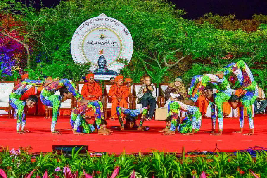 ಗವಿಮಠದ ಜಾತ್ರೆಯಲ್ಲಿ ಬುಧವಾರ ತಮಿಳುನಾಡಿನ ಮಕ್ಕಳು ಯೋಗ ನೃತ್ಯ ಪ್ರದರ್ಶಿಸಿದರು