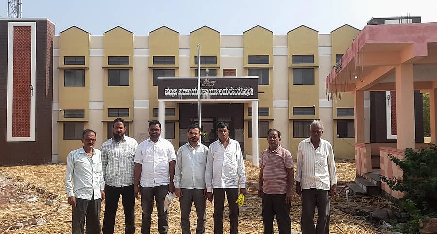 <div class="paragraphs"><p>ದೇವರಹಿಪ್ಪರಗಿ ಪಟ್ಟಣ ಪಂಚಾಯಿತಿಯಿಂದ ತಮ್ಮ ಮನೆಗಳ ಇ-ಸ್ವತ್ತು(ಖಾತಾ) ಉತಾರೆಗಾಗಿ ಸಾರ್ವಜನಿಕರು ಅಲೆದಾಟದಲ್ಲಿರುವುದು.</p></div>