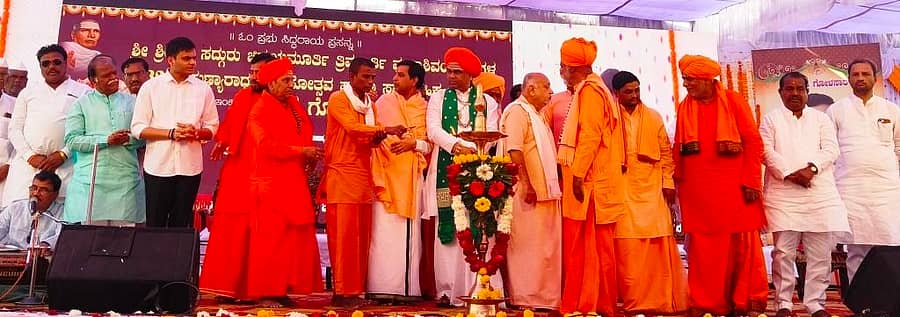 ಇಂಡಿ ತಾಲ್ಲೂಕಿನ ಗೋಳಸಾರ ಗ್ರಾಮದ ಸದ್ಗುರು ಚಿನ್ಮಯಮೂರ್ತಿ ತ್ರಿಮೂರ್ತಿ ಶಿವಯೋಗಿಗಳ 32ನೆಯ ಪುಣ್ಯ ಸ್ಮರಣೋತ್ಸವ,  ಸಾಮೂಹಿಕ ವಿವಾಹ ಕಾರ್ಯಕ್ರಮವನ್ನು ದಿಂಗಾಲೇಶ್ವರ ಸ್ವಾಮೀಜಿ ಉದ್ಘಾಟಿಸಿದರು