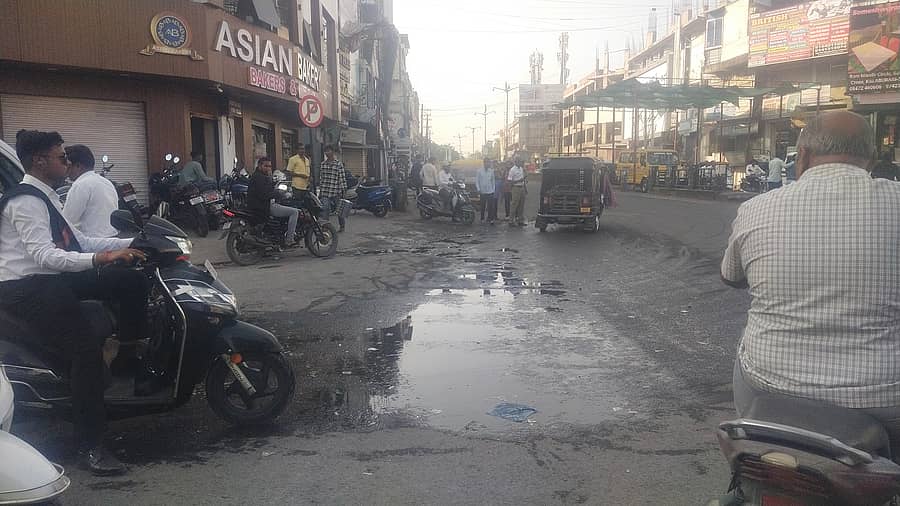 ಕಲಬುರಗಿಯ ತಿಮ್ಮಾಪುರಿ ವೃತ್ತದಲ್ಲಿ ಗಲೀಜು ನೀರು ರಸ್ತೆ ಮೇಲೆ ಹರಿಯುತ್ತಿರುವುದು