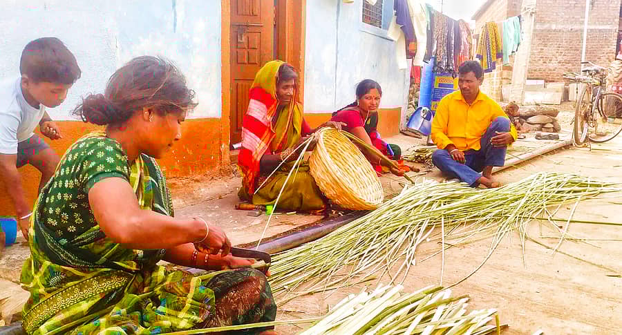 ಹುಲಸೂರ ಪಟ್ಟಣದ ನರಸಮ್ಮ ಗುಣವಂತ ಮಾನೆ ಅವರ ನೇತೃತ್ವದಲ್ಲಿ ಬುಟ್ಟಿ ಹೆಣೆಯುತ್ತಿರುವ ಮೇದಾರ ಕುಟುಂಬ