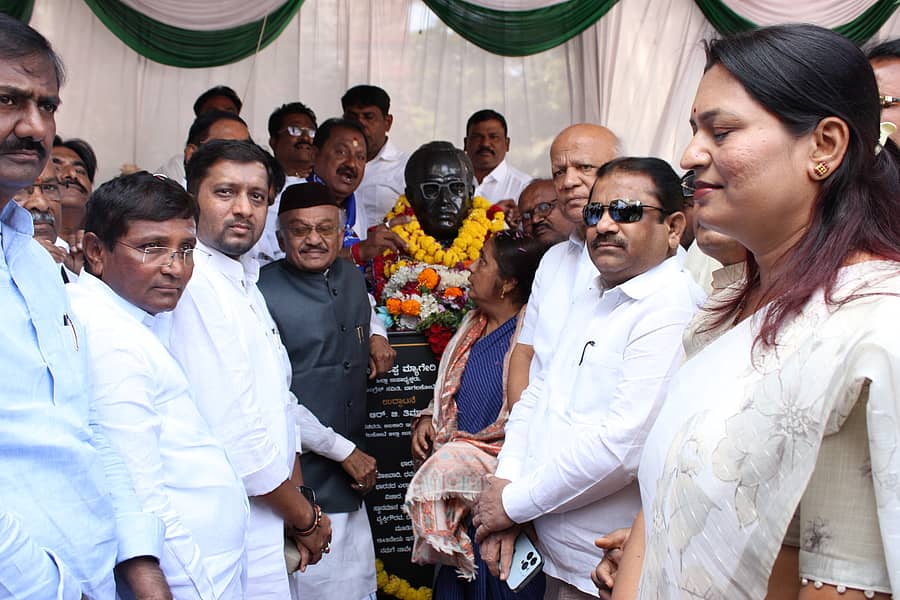 ಬಾಗಲಕೋಟೆ ಕಾಂಗ್ರೆಸ್ ಕಚೇರಿಯಲ್ಲಿ ಮಂಗಳವಾರ ಅಂಬೇಡ್ಕರ್ ಪುತ್ಥಳಿಯನ್ನು ಮಾಜಿ ಸಚಿವ ಎಸ್.ಆರ್. ಪಾಟೀಲ, ಜಿಲ್ಲಾ ಅಧ್ಯಕ್ಷ ಎಸ್.ಜಿ. ನಂಜಯ್ಯನಮಠ ಅನಾವರಣ ಮಾಡಿದರು