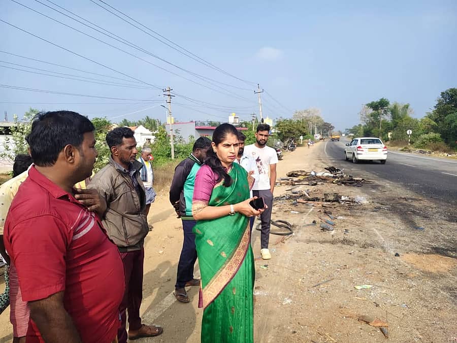 ಚಾಮರಾಜನಗರ ತಾಲ್ಲೂಕಿನ ಬೆಂಡರವಾಡಿ ಬಳಿ ಬಸ್‌ ಹಾಗೂ ಲಾರಿ ಮಧ್ಯೆ ಅಪಘಾತ ನಡೆದ ಸ್ಥಳಕ್ಕೆ ಬುಧವಾರ ಜಿಲ್ಲಾಧಿಕಾರಿ ಶ್ರೀರೂಪಾ ಭೇಟಿನೀಡಿ ಪರಿಶೀಲಿಸಿದರು