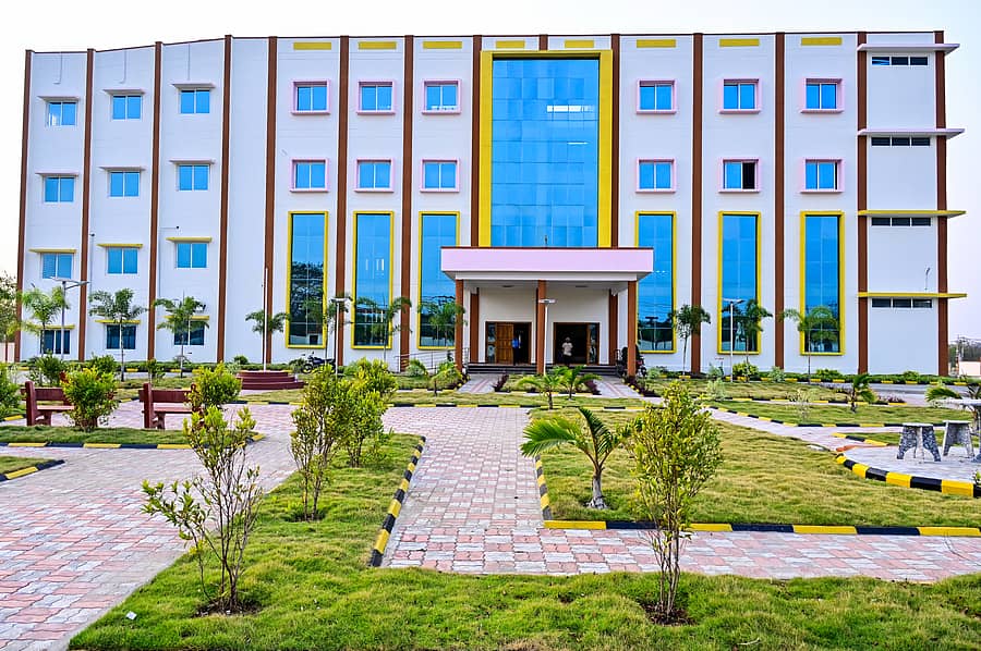 ಕಲಬುರಗಿ ಹೊರವಲಯದ ಅಟಲ್‌ ಬಿಹಾರಿ ವಾಜಪೇಯಿ ಬಡಾವಣೆಯಲ್ಲಿ ನಿರ್ಮಿಸಿರುವ ಸ್ಪರ್ಧಾತ್ಮಕ ಪರೀಕ್ಷಾಪೂರ್ವ ತರಬೇತಿ ಕೇಂದ್ರದ ಕಟ್ಟಡ. ಪ್ರಜಾವಾಣಿ ಚಿತ್ರ