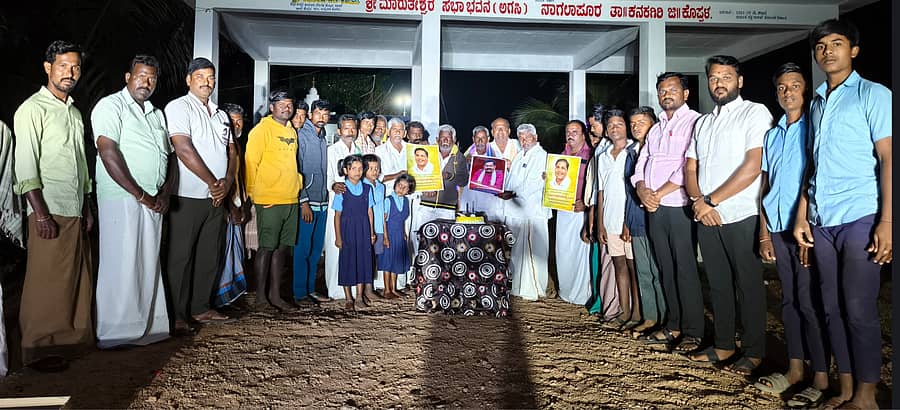 ಕನಕಗಿರಿ ಸಮೀಪದ ನಾಗಲಾಪುರ ಗ್ರಾಮದಲ್ಲಿ ಮಂಗಳವಾರ ರಾತ್ರಿ ಕಾಂಗ್ರೆಸ್ ಕಾರ್ಯಕರ್ತರು ಹಾಗೂ ಅಭಿಮಾನಿಗಳು, ಕೇಕ್ ಕತ್ತರಿಸಿ ಸಂಭ್ರಮಿಸಿದರು