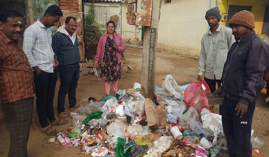 ಹಿರಿಯೂರಿನ ನಂದಿನಿ ಬೇಕರಿಯವರು ರಸ್ತೆಗೆ ಸುರಿದಿದ್ದ ಕಸವನ್ನು ನಗರಸಭೆ ಆರೋಗ್ಯ ವಿಭಾಗದ ಅಧಿಕಾರಿಗಳು ಮಂಗಳವಾರ ಮತ್ತೆ ಅಂಗಡಿಯ ಮುಂದೆ ಸುರಿಸಿದರು